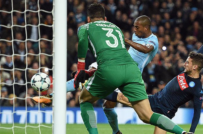 Gelandang Manchester City, Fernandinho (tengah), menghalau bola muntah setelah tendangan penalti striker Napoli, Dries Mertens (kanan), berhasil digagalkan kiper Ederson dalam laga lanjutan Grup F Liga Champions 2017-2018 di Stadion Etihad, Manchester, Inggris, pada 17 Oktober 2017.