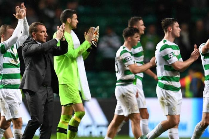 Para pemain Celtic FC dan pelatih Brendan Rodgers memberikan salut buat suporter pascaduel Liga Champions lawan Paris Saint-Germain di Celtic Park, Glasgow, 12 September 2017.