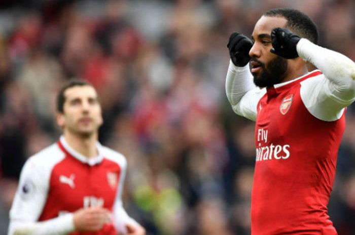 Pemain Arsenal, Alexandre Lacazette, merayakan golnya ke gawang Stoke City pada pertandingan pekan ke-32 Liga Inggris di Stadion Emirates, London, Minggu (1/4/2018).