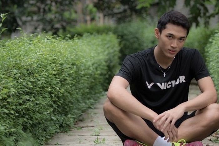 Pebulu tangkis tunggal putra Indonesia, Jonatan Christie, berpose di pelatnas bulu tangkis Cipayung,