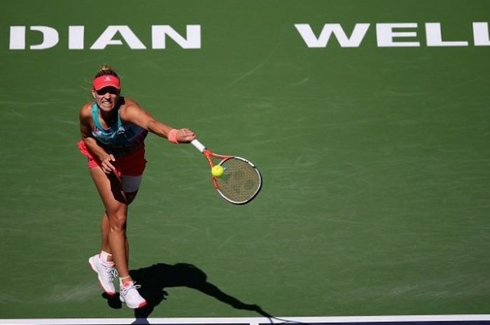 Petenis Jerman, Angelique Kerber, ketika tampil pada babak kedua Indian Wells melawan petenis Republik Ceska, Denisa Allertova, di California, Sabtu (12/3/2016) malam waktu setempat.