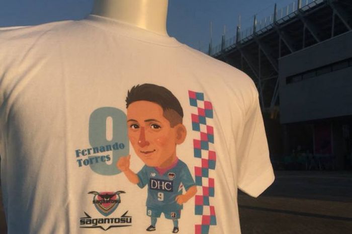 Kaus merchandise resmi Sagan Tosu dengan gambar kartun Fernando Torres yang dijual klub Liga Jepang 1 per 27 Juli 2018.