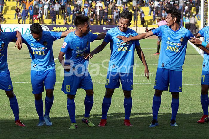 PSIM Yogyakarta, Hendika Arga (kedua dari kanan) bersama rekan setimnya melakukan selebrasi seusai m