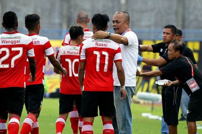 Manajer Madura United, Haruna Soemitro (baju putih), memberi semangat kepada Patrich Wangai dkk saat melawan Persegres Gresik United dalam laga lanjutan pekan ke-27 TSC di Stadion Gelora Bangkalan, Jumat (4/11/2016).