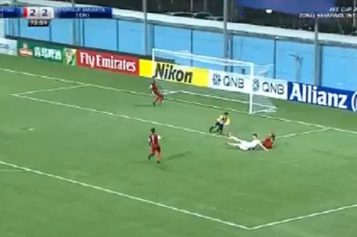 Striker Persija Marko Simic terjatuh di kotak penalti Home United dalam semifinal leg 1 zona ASEAN Piala AFC 2018, Selasa (8/5/2018) malam WIB, di Stadion Jalan Besar, Singapura.