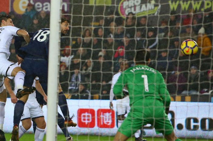 Tandukan pemain Tottenham Hotspur, Fernando Llorente (kedua dari kiri) menjebol gawang Swansea City dalam laga lanjutan Liga Inggris di Stadion Liberty, Swansea, Rabu (3/1/2017) dini hari WIB.