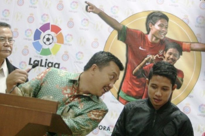 Menteri Pemuda dan Olahraga, Imam Nahrawi, menguji kemampuan berbahasa Spanyol Evan Dimas. Hal tersebut terjadi dalam jumpa pers yang digelar di kantor Kemenpora, Selasa (2/2/2017). 