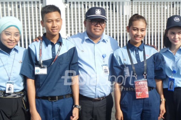 Executive Vice President-Head of Operation ISS Indonesia, Harinuan Dongoran (tengah), berpose bersama timnya dalam Media Briefing bertema ISS Indonesia Ikut Terlibat di Asian Games 2018 yang berlangsung di Stadion Utama Gelora Bung Karno, Jakarta, Rabu (14/3/2018).