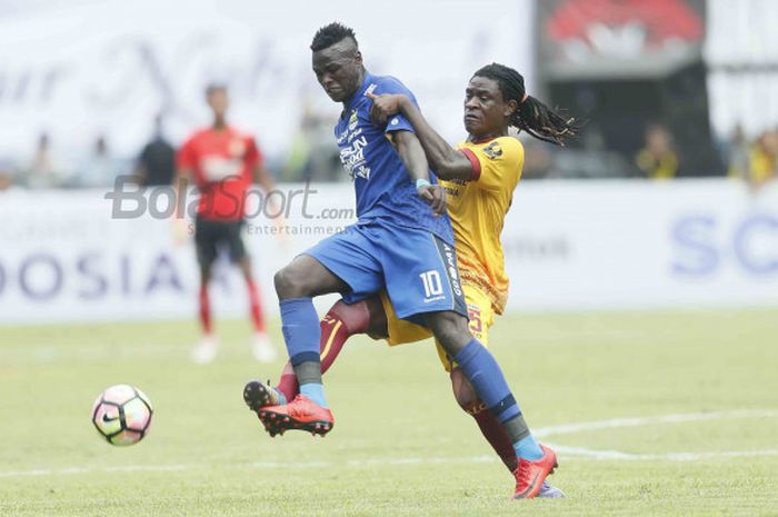 Ezechiel N'Douassel mencoba melewati Bio Paulin dalam laga pembuka Piala Presiden 2018 antara Persib Vs Sriwijaya FC di Stadion Gelora Bandung Lautan Api, Bandung, Selasa (16/1/2018)