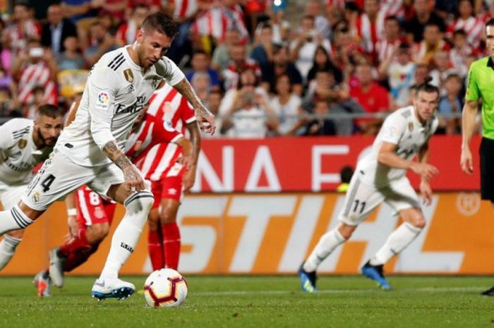 Bek Real Madrid, Sergio Ramos, mencetak gol lewat tendangan penalti ke gawang Girona dalam partai Liga Spanyol di Stadion Montilivi, 26 Agustus 2018.