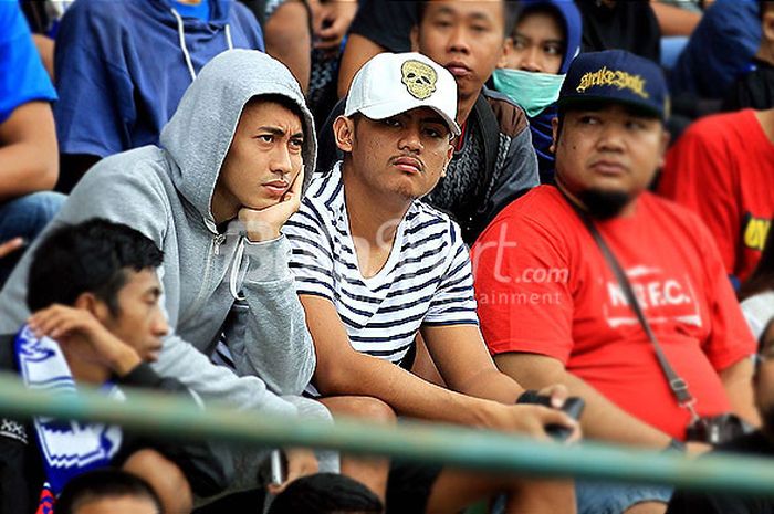 Mantan pemain Arema FC, Dalmiansyah Matutu (kaus garis-garis, tengah) dan mantan pemain Persela Lamongan, Bobby Wirawan, saat menyaksikan Laga uji coba antara Arema FC melawan PSIS Semarang di Stadion Gajayana, Kota Malang, Kamis (4/1/2017) sore.