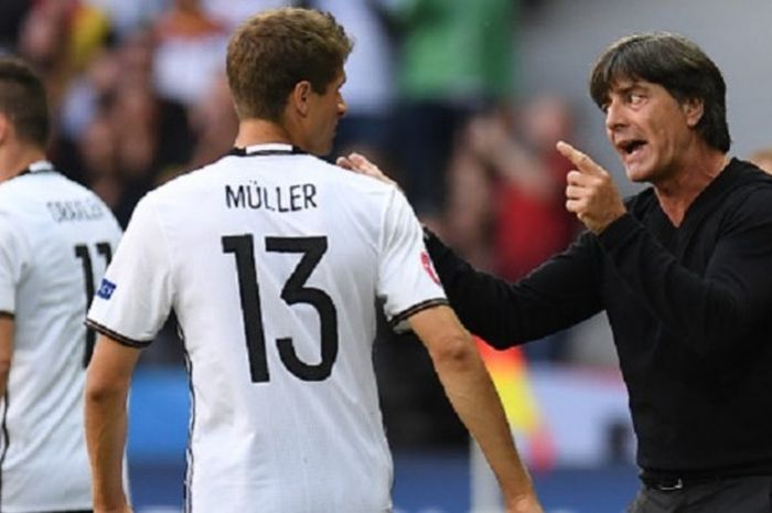 Pelatih Jerman, Joachim Loew, memberi instruksi kepada Thomas Mueller pada laga Piaal Eropa babak 16 besar kontra Slovakia, Minggu (26/6/2016).  