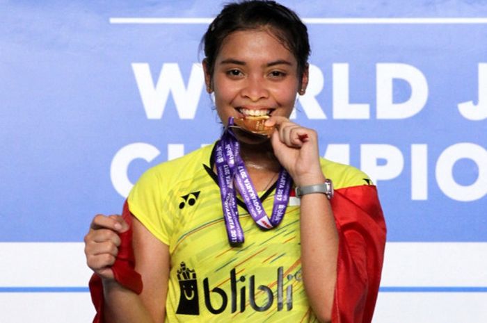 Pebulu tangkis tunggal putri Indonesia, Gregoria Mariska, berpose dengan medali emas yang diraihnya pada kategori perorangan Kejuaraan Dunia Junior 2017 di GOR Among Rogo, Yogyakarta, Minggu (22/10/2017).