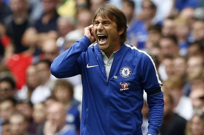 Manajer Chelsea, Antonio Conte, memberikan instruksi kepada anak asuhnya di pertandingan Community Shield 2017 melawan Arsenal di Stadion Wembley, Minggu (6/8/2017) malam WIB.