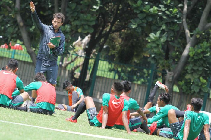 Luis Milla memberikan instruksi kepada pemain Timnas U-23 Indonesia saat memimpin latihan di Lapangan ABC, Kompleks Gelora Bung Karno (GBK), Senayan, Jakarta Pusat, Selasa (20/2/2018). Pemusatan latihan ini dilakukan menjelang Asian Games 2018. 