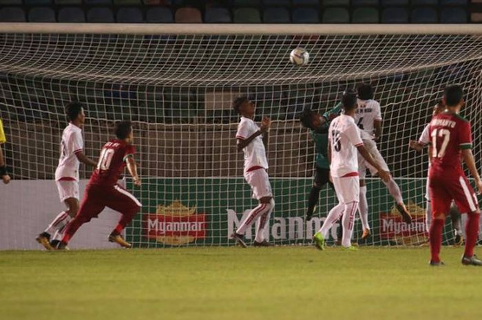 Penyerang timnas U-19 Indonesia, Egy Maulana Vikri (tiga dari kiri) saat mencetak gol ke gawang timnas U-19 Myanmar pada laga pertama Grup B Piala AFF U-18 edisi 2017 di Stadion Thuwunna, Yangon, Selasa (5/9/2017) malam. 