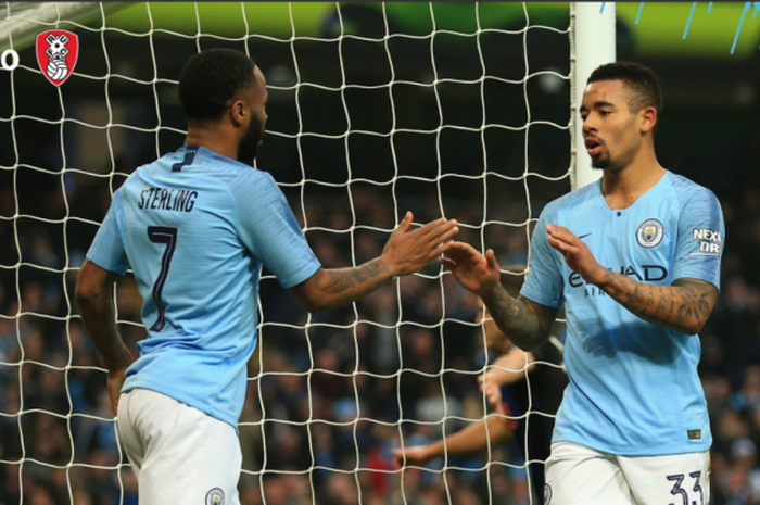 Raheem Sterling (kiri) dan Gabriel Jesus (kanan) merayakan gol yang dicetak Manchester City ke gawang Rotherham United dalam lanjutan Piala FA di Stadion Etihad, Minggu (6/1/2019).