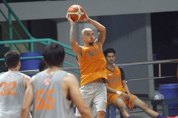 Point guard CLS Kningts, Mario Wuysang, melakukan lemparan saat berlatih di GOR Kertajaya, Rabu (29/32017), untuk menghadapi babak playoff IBL 2017.