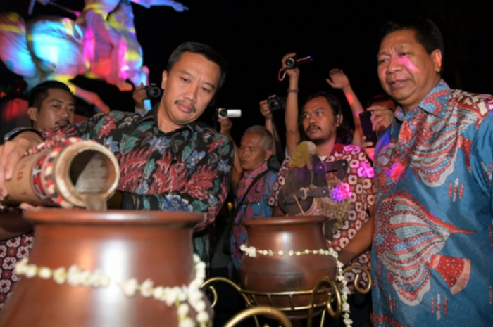 Menpora Imam Nahrawi dan Walikota Magelang Sigit Widyonandito melakukan simbolis penyatuan tanah dan air pada puncak perayaan Hari Olahraga nasional di Magelang (9/9/2017) 