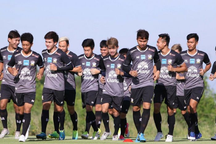 Para pemain timnas yunior Thailand dalam sesi latihan