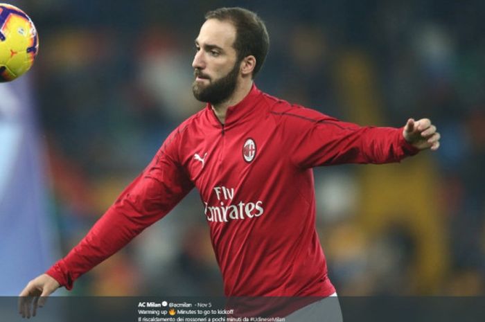 Gonzalo Higuain saat menjalani pemanasan jelang AC Milan kontra Udinese pad alaga pekan ke-11 Liga Italia, Minggu (4/11/2018)