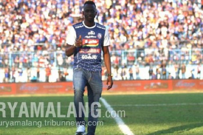 Gelandang anyar Arema FC, Makan Konate, diperkenalkan ke publik saat jeda pertandingan antara Arema FC kontra PS Tira di Stadion Kanjuruhan, Kabupaten Malang, Minggu (15/7/2018).