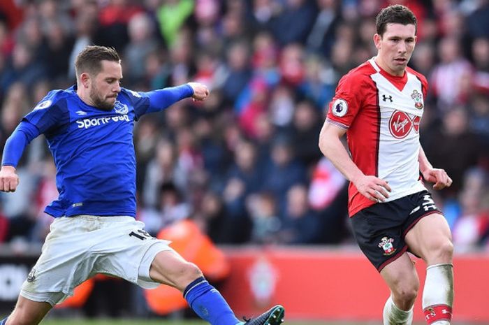 Gelandang Everton, Gylfi Sigurdsson (kiri), berduel dengan pemain Southampton, Pierre-Emile Hojbjerg, dalam laga Liga Inggris di Stadion St Mary's, Southampton, pada 26 November 2017.