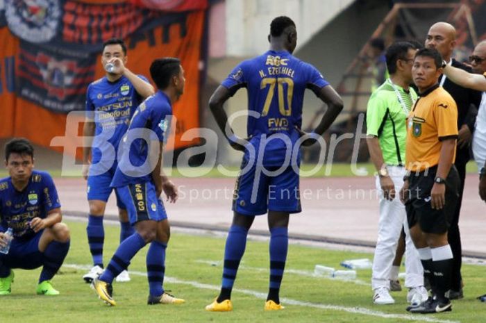 Para pemain  Persib berdiri di pinggir lapangan pada laga Liga 1 di Stadion Manahan, Solo, Jumat (3/11/2017).