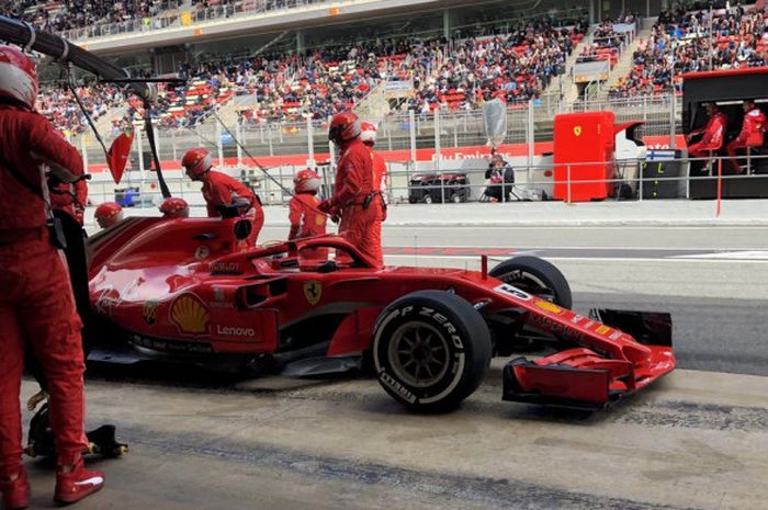 Pebalap Ferrari, Sebastian Vettel, melakukan pitstop kedua saat menjalani balapan GP Spanyol yang berlangsung di Sirkuit Catalunya, Barcelona, Spanyol pada Minggu (13/5/2018).