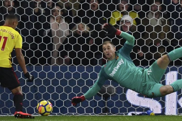 Kiper West Ham United, Joe Hart (kanan), menepis tendangan pemain Watford, Richarlison de Andrade, dalam laga Liga Inggris di Stadion Vicarage Road, Watford, pada 19 November 2017.