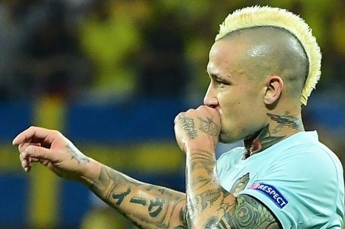  Gelandang Belgia, Radja Nainggolan, melakukan selebrasi usai membobol gawang Swedia, dalam laga Grup E Piala Eropa 2016 di Nice, Selasa (22/6/2016) waktu setempat. 