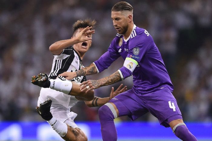 Striker Juventus, Paulo Dybala (kiri), berduel dengan bek Real Madrid, Sergio Ramos, dalam laga final Liga Champions di The Principality Stadium, Cardiff, Wales, pada 3 Juni 2017.