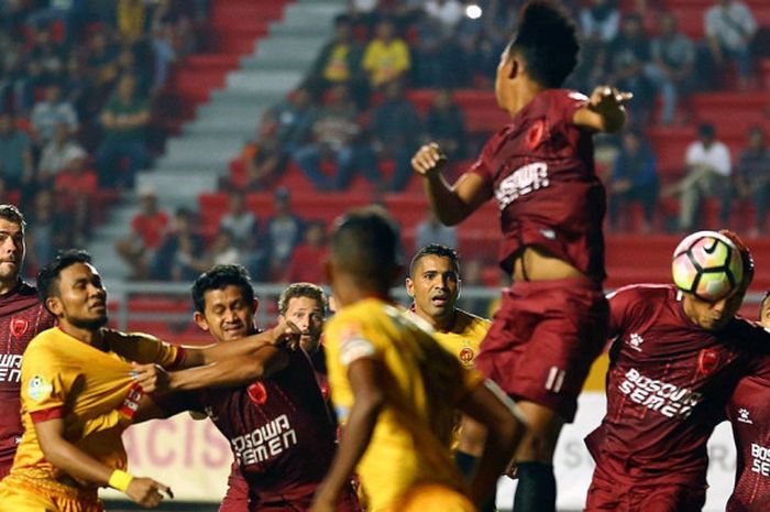 Penyerang PSM Makassar, M Rahmat melompat paling tinggi saat timnya dijamu Sriwijaya FC pada pekan ke-24 Liga 1 musim 2017 di Stadion Gelora Sriwijaya, Jakabaring, Palembang, Minggu 917/9/2017) malam. 