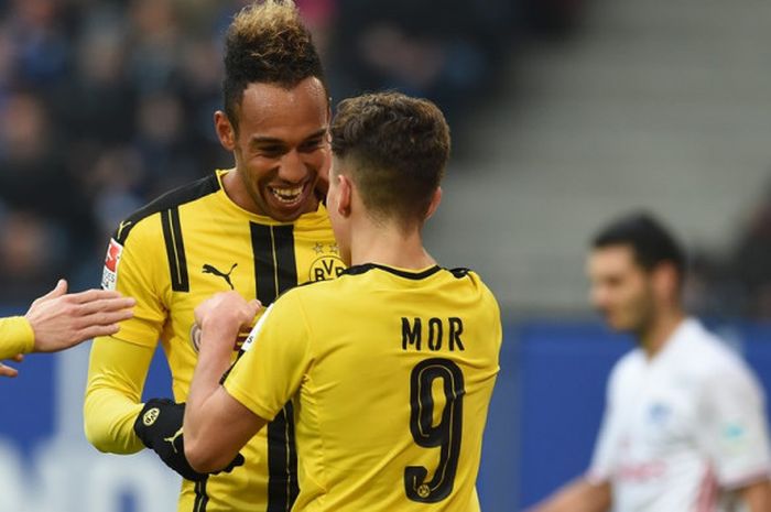 Emre Mor (9) merayakan gol Borussia Dortmund ke gawang Hamburg pada partai Bundesliga 1, kasta pertama Liga Jerman, di Volksparkstadion, 5 November 2016.