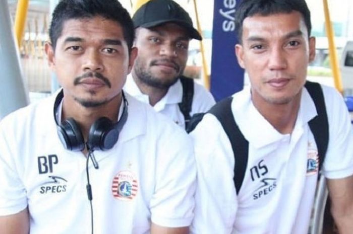 Bambang {amungkas, Novri Setiawan dan Yan Pieter Cornelis Nasadit berfoto di bandara Singapura, Minggu (22/4/2018)