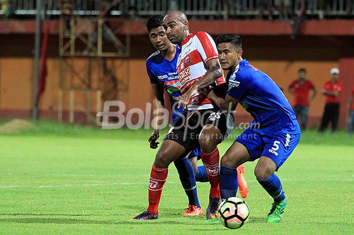 Striker Madura United, Alberto de Paula (tengah), berupaya lepas dari pengawalan pemain PSIS Semarang dalam laga uji coba di Stadion Ratu Pamellingan Pamekasan, Jawa Timur, Minggu (11/03/2018) malam.