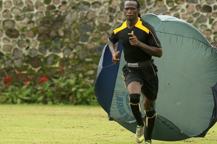 Mamadou El Hadji pemain seleksi Persipura Jayapura setelah mengikuti ujicoba melawan tim lokal NZR yang berakhir 0-0 di lapangan Agro Kusuma Batu, Jawa Timur (5/03/2016).