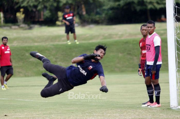 Kiper Madura United, Satria Tama, beraksi saat latihan tim di Yogyakarta jelang laga Babak 8 Besar Piala Presiden 2018.