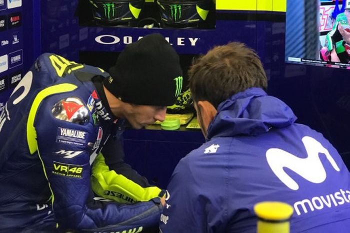  Valentino Rossi menunggu race MotoGP Inggris yang mengalami pengunduran. 