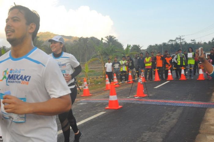 Adilla Dimitri dan istrinya, artis Wulan Guritno (bertopi) saat mengikuti Blibli Mekaki Marathon 2018 di Lombok Barat, 28 Agustus 2018. 