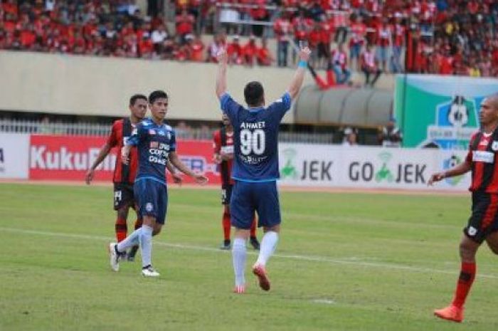 Ahmet Atayev saat melakukan selebrasi gol di laga Persipura vs Arema FC.