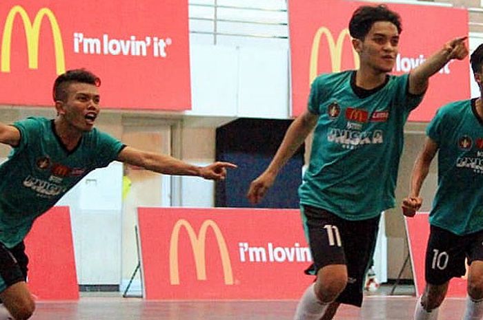 Pemain Universitas Islam Kadiri, Rafi Cahyo Putro, melakukan selebrasi seusai mencetak gol ke gawang Universitas Muhammadiyah Malang dalam laga lanjutan LIMA Futsal: McDonald's East Java Conference - Subconference Malang (EJC Malang) 2018 di GOR Ken Arok, Malang, Rabu (10/10/2018).