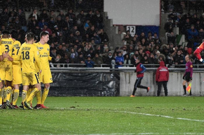 Kiper Strasbourg, Alexandre Oukidja (kanan), menyaksikan selebrasi para pemain Paris Saint-Germain dalam laga babak 16 besar Piala Liga Prancis di Stadion Meinau, Strasbourg, pada 13 Desember 2017.