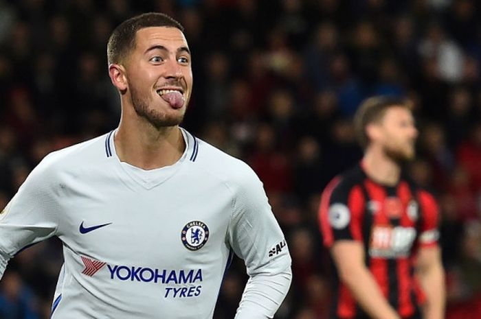 Gelandang Chelsea, Eden Hazard, merayakan gol yang dia cetak ke gawang Bournemouth dalam laga Liga Inggris di Stadion Vitality, Bournemouth, pada 28 Oktober 2017.