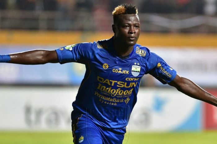  Selebrasi Ezechiel N Douassel setelah mencetak gol ke gawang Sriwijaya FC. 