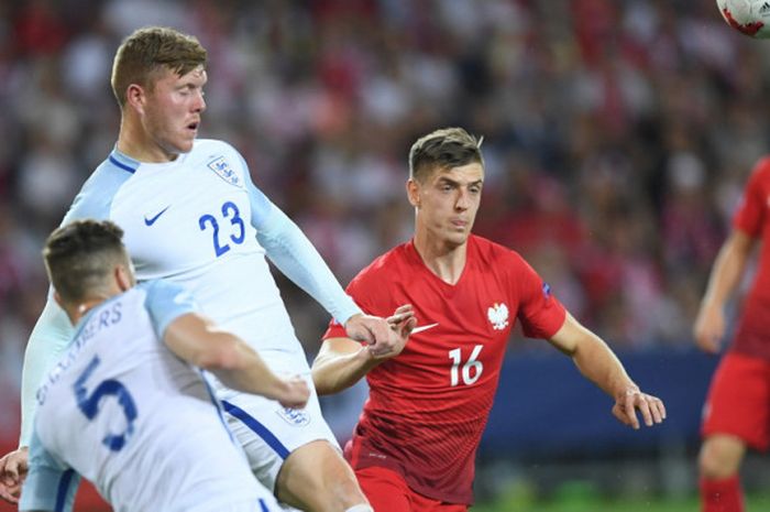 Aksi striker timnas U-21 Polandia, Krzesztof Piatek (kanan) dan bek timnas U-21 Inggris, Alfie Mason (tengah) dalam pertandingan Grup A Piala Eropa U-21 di Kielce, Polandia, pada 22 Juni 2017.