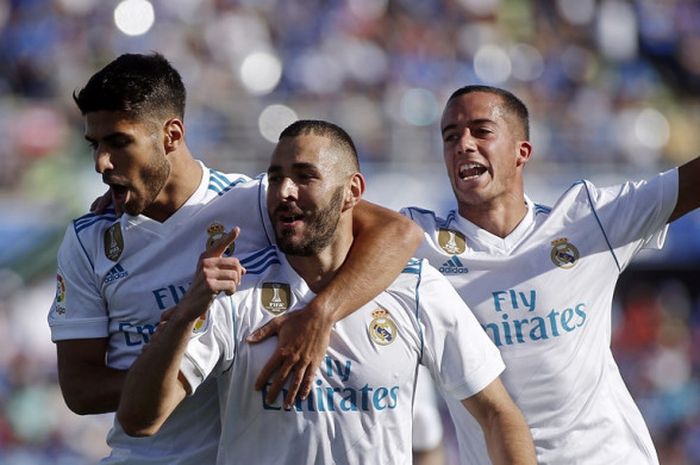 Para pemain Real Madrid merayakan gol Karim Benzema (tengah) ke gawang Getafe pada partai Liga Spanyol di Stadion Coliseum Alfonso Perez, Sabtu (14/10/2017).