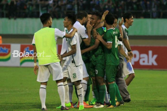 Pemain Persebaya, Osvaldo Haay, mendapat hiburan dari rekan setim dan pemain lawan seusai adu penalti kontra PSMS Medan dalam duel babak delapan besar Piala Presiden 2018 di Stadion Manahan, Solo, Sabtu (3/2/2018) sore WIB.