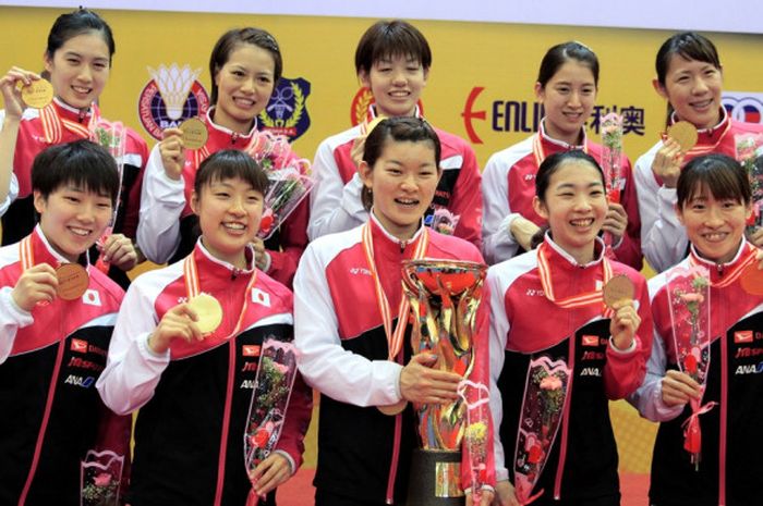 Tim putri Jepang berpose dengan medali emas yang mereka raih pada Kejuaraan Beregu Asia 2018 di Stadium Sultan Abdul Halim, Alor Setar, Kedah, Malaysia, Minggu (11/2/2018).