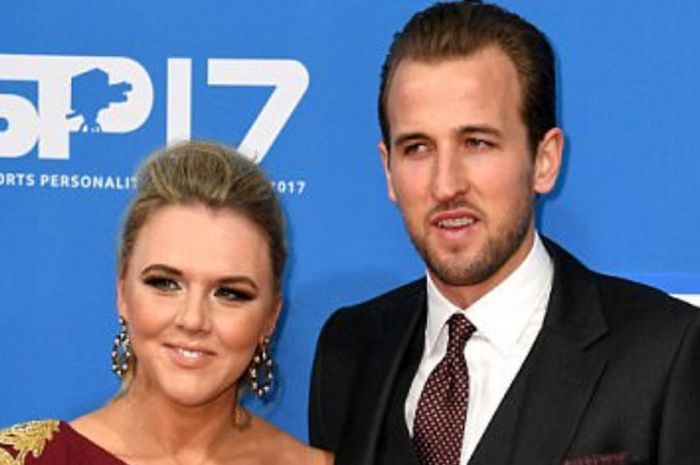 Katie Goodland (kiri) bersama Harry Kane